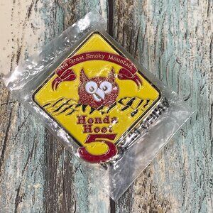 Vtg HONDA Hoot 5 The Great Smoky Mountain Hat Pin Gold Yellow Red Owl 1998 NEW